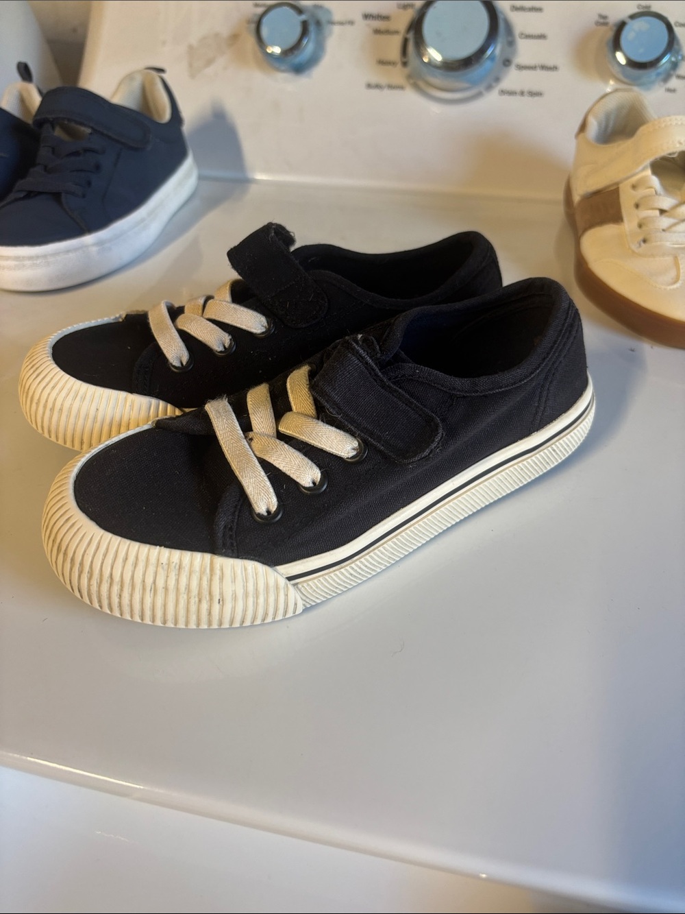 Kids Canvas Low-Top Sneakers in Black - Comfortable Everyday Shoes